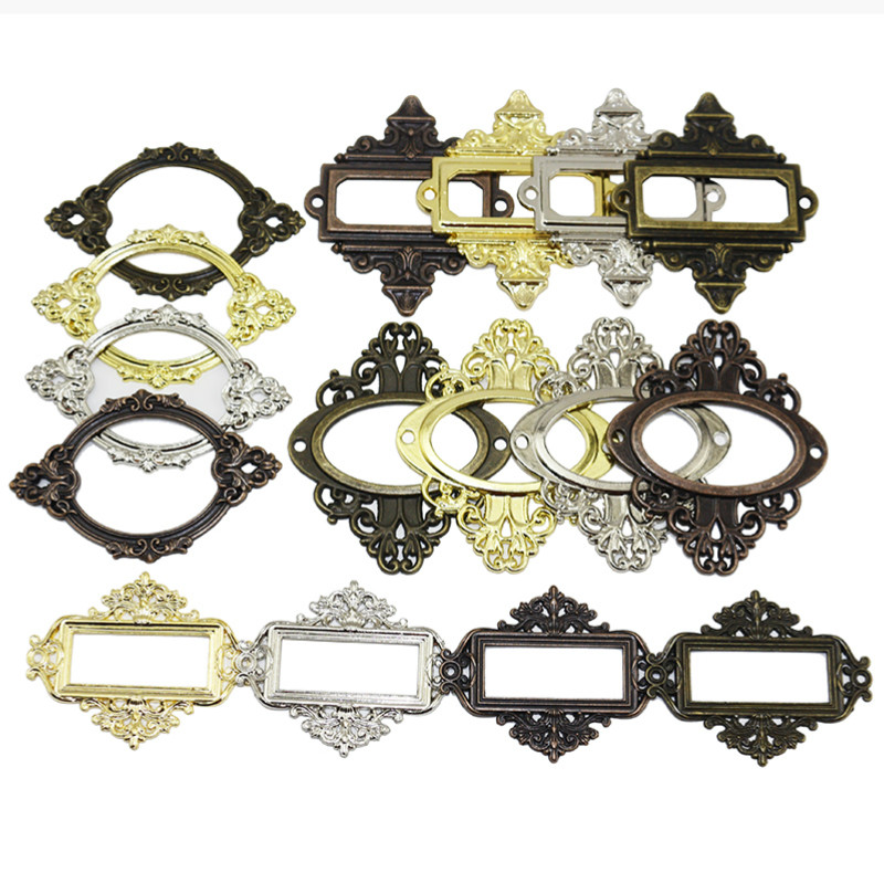 Furniture Hardware Names - 3 pezzi accessori antichi intagliati etichetta